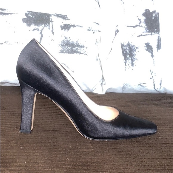 Manolo Blahnik black satin pumps - Picture 3 of 15
